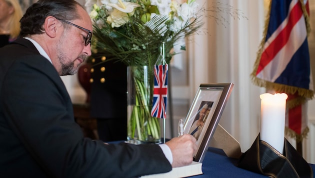 Alexander Schallenberg trug sich im Namen der Regierung am Montag in das Kondolenzbuch ein, das anlässlich des Todes von Queen Elizabeth in der britischen Botschaft in Wien aufliegt. (Bild: APA/BMEIA/MICHAEL GRUBER)