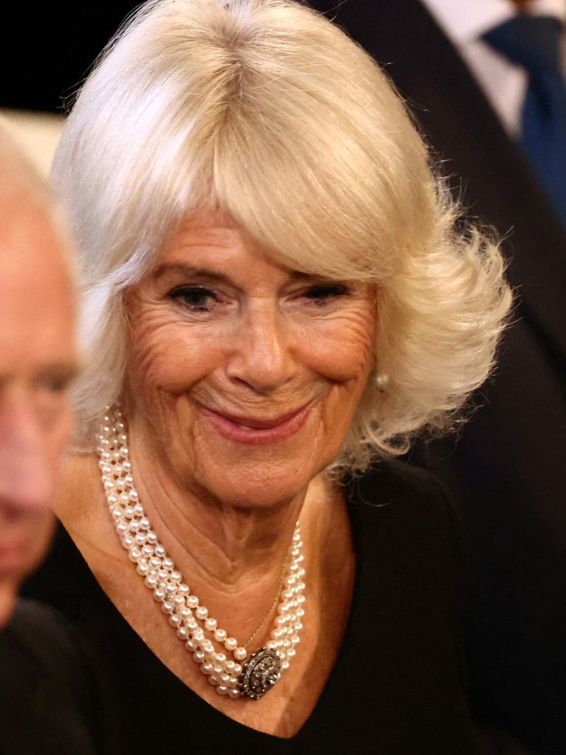 Königin Camilla trägt Perlen als Zeichen der Trauer. (Bild: APA/Photo by HENRY NICHOLLS/AFP)