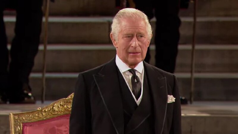 König Charles zeigte sich sichtlich gerührt, als im britischen Parlament erstmals „God Save The King“ gesungen wurde. (Bild: Screenshot youtube.com/royalchannel)