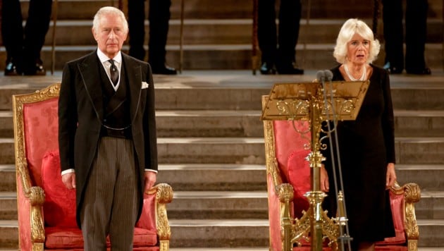 König Charles und seine Gattin Camilla bei einer feierlichen Zeremonie des britischen Parlaments (Bild: Reuters)