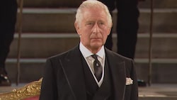 König Charles III. konnte seine Rührung kaum verbergen, als das britische Parlament am Montagvormittag „God Save The King“ anstimmte. (Bild: Screenshot youtube.com/royalchannel)