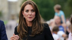 Herzogin Kate trägt schwarze Kleidung und wie es im Königshaus üblich ist - in ihrem Fall sehr dezent - Perlenohrringe, die ebenfalls als Zeichen der Trauer gelten. (Bild: AFP)