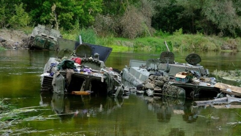 Russische Truppen ließen diese Panzer in der Region Charkiw zurück. (Bild: APA/AFP/General Staff of the Ukrainian Armed Forces/HANDOUT)