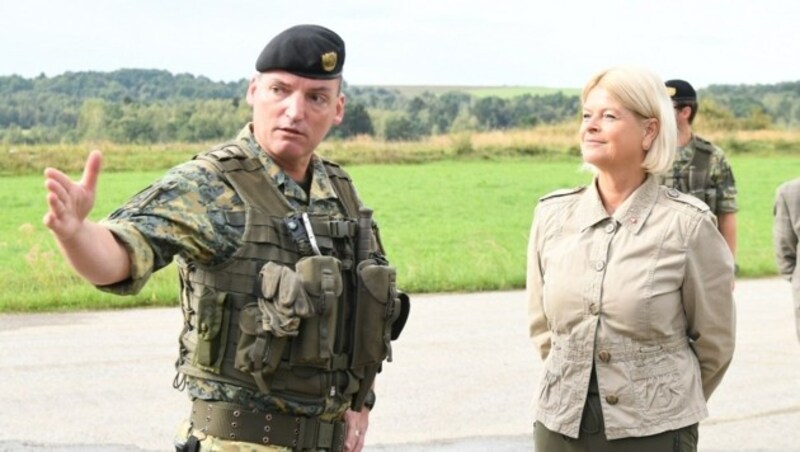 Brigadier Siegward Schier, Kommandant der 4. Panzergrenadierbrigade, weist Verteidigungsministerin Klaudia Tanner ein. (Bild: P. Huber)