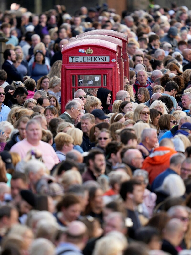 Tausende Menschen waren nach Edinburgh gekommen, um einen Blick auf den Sarg der Queen werfen zu können. (Bild: AFP)