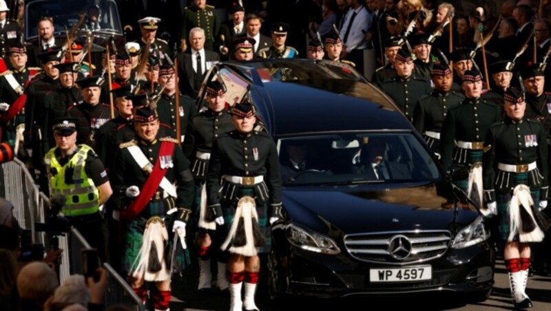 Der Sarg von Queen Elizabeth wurde in einer Prozession von König Charles, Prinzessin Anne, Prinz Andrew und Prinz Edward begleitet. (Bild: AFP)