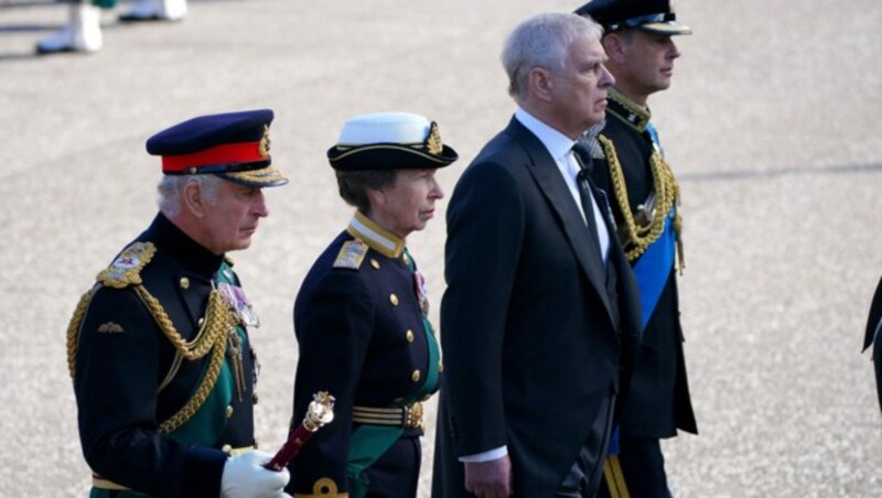 König Charles, Prinzessin Anne, Prinz Andrew und Prinz Edward gingen zu Fuß hinter dem Sarg von Queen Elizabeth nach. (Bild: AFP)