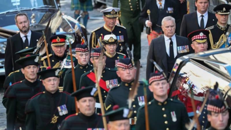 In einer Prozession geleiteten König Charles sowie seine Geschwister den Sarg von Queen Elizabeth durch Edinburgh. (Bild: AP)