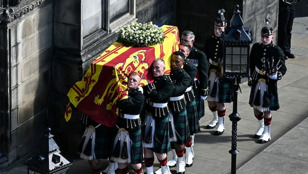 Der Sarg von Queen Elizabeth wird in die St. Giles Cathedral getragen. (Bild: AFP)