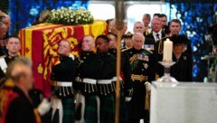 Nach einer Prozession durch Edinburgh fand in der St. Giles Cathedral in der schottischen Hauptstadt ein Gedächtnisgottesdienst statt. (Bild: PA)