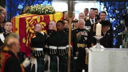 Nach einer Prozession durch Edinburgh fand in der St. Giles Cathedral in der schottischen Hauptstadt ein Gedächtnisgottesdienst statt. (Bild: PA)