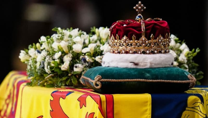 Die Krone von Schottland wurde auf den Sarg von Queen Elizabeth gelegt. (Bild: AFP)