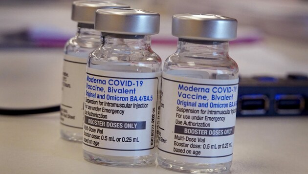 Der bivalente Impfstoff von Moderna soll gegen die vorherrschenden Omikron-Subvarianten BA.4 und BA.5 schützen. (Bild: APA/AFP/Getty Images/Scott Olson)