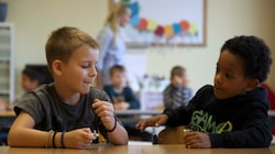 Eine kleine Süßigkeit als Willkommensgeschenk der Lehrerin versüßte den Schulstart noch zusätzlich. (Bild: Tröster Andreas)