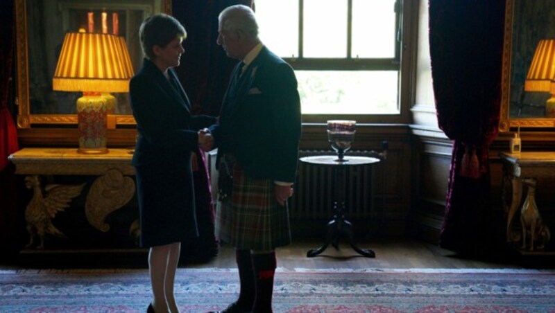 König Charles traf Schottlands Regierungschefin Nicola Sturgeon in Edinburgh. (Bild: AP)