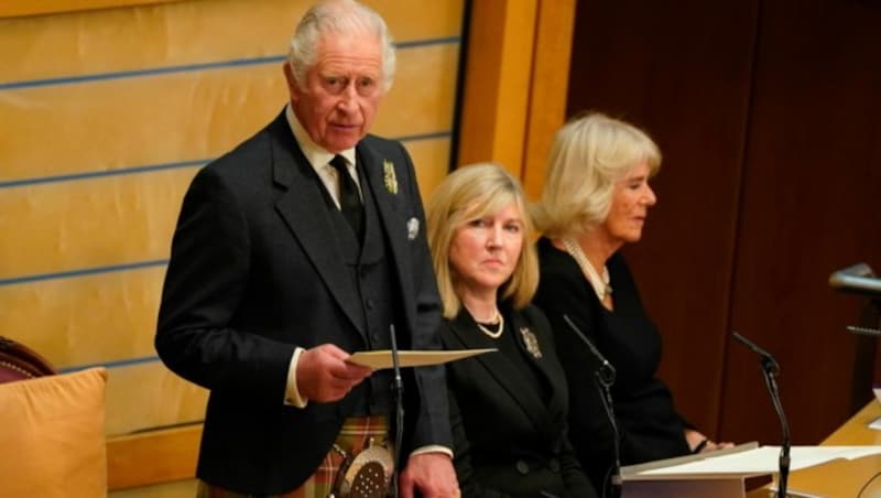 König Charles und Königin Camilla besuchten am Montagnachmittag das schottische Parlament. (Bild: AP)