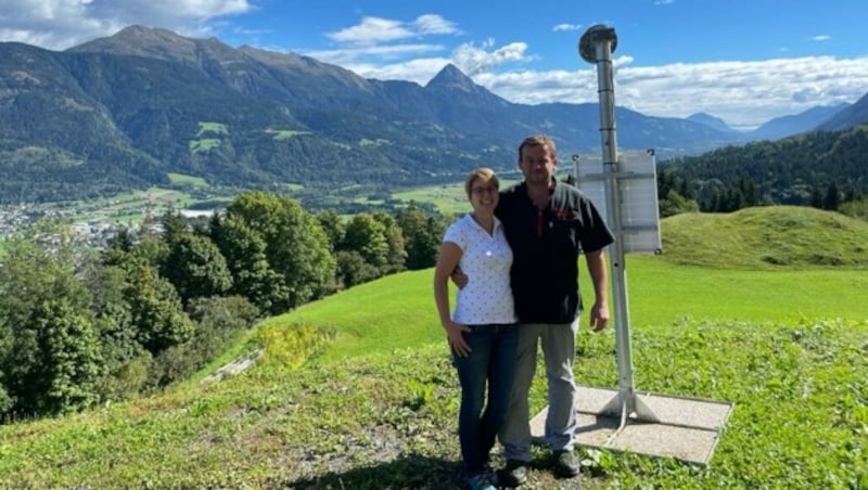 Markus und Johanna Lamprecht vom Alpengasthof Lamprechtbauer zeigen den „Krone“-Lesern ihren Ausblick auf unser wunderschönes Kärnten. (Bild: Hannes Wallner)