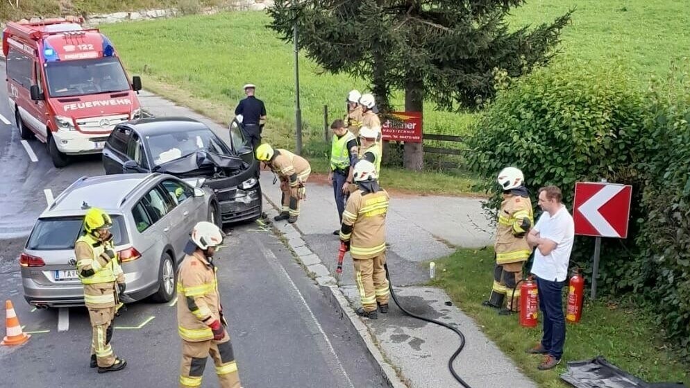 Feuerwehr gefordert - Schwerer Verkehrsunfall mit E-Auto in Ramingstein ...