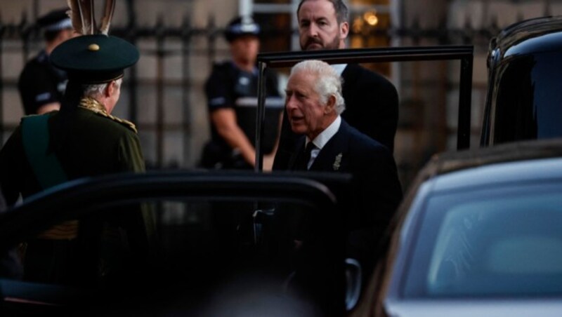 König Charles bei der Ankunft vor der St.-Giles-Kathedrale, wo am Montagabend eine Mahnwache am Sarg von Königin Elizabeth II. abgehalten wurde. (Bild: AFP )