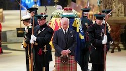 König Charles, Prinzessin Anne, Prinz Andrew und Prinz Edward hielten am Montagabend am Sarg von Queen Elizabeth eine Mahnwache ab. (Bild: AP)