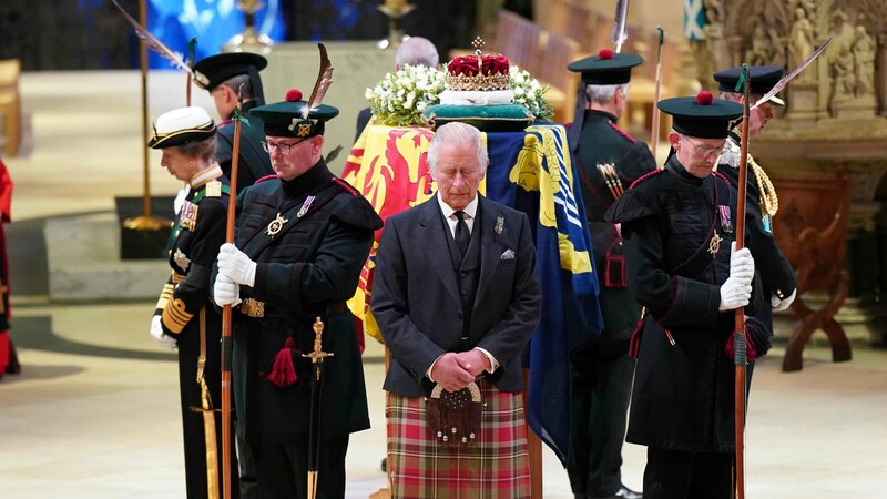 König Charles, Prinzessin Anne, Prinz Andrew und Prinz Edward hielten am Montagabend am Sarg von Queen Elizabeth eine Mahnwache ab. (Bild: AP)