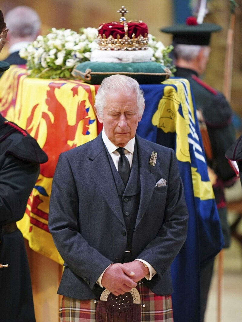 König Charles bezog am Haupt des Sarges, unter der Krone von Schottland, Position. (Bild: PA)