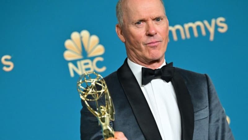 Michael Keaton posiert mit seinem Emmy für seine Rolle im Pharma-Drama „Dopesick“ (Bild: APA/Photo by Frederic J. Brown/AFP)