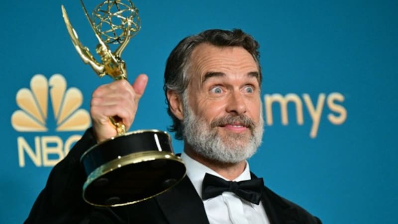 Murray Bartlett posiert mit dem Emmy als bester Nebendarsteller in „The White Lotus“. (Bild: APA/Photo by Frederic J. Brown/AFP)