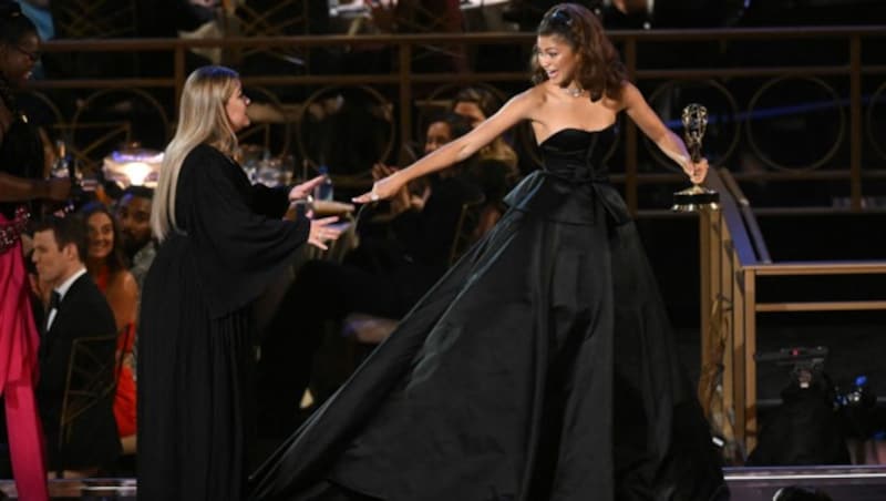 Zendaya dreht sich zu Kelly Clarkson, nachdem sie ihren Emmy als beste Hauptdarstellerin in einer Drama-Series für „Euphoria“ bekommen hat. (Bild: APA/Photo by Patrick T. FALLON/AFP)