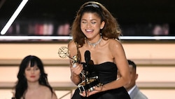Im letzten Jahr durfte sich unter anderem Zendaya über einen Emmy Award freuen. Die Preisverleihung wurde jetzt aufgrund des Streiks in Hollywood auf Jänner verschoben. (Bild: APA/Photo by Patrick T. FALLON/AFP)