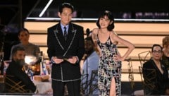 Der südkoreanische Schauspieler Lee Jung-jae und die südkoreanische Schauspielerin Jung Ho-yeon auf der Bühne der 74. Emmy Awards (Bild: APA/Photo by Patrick T. FALLON/AFP)