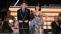 Der südkoreanische Schauspieler Lee Jung-jae und die südkoreanische Schauspielerin Jung Ho-yeon auf der Bühne der 74. Emmy Awards (Bild: APA/Photo by Patrick T. FALLON/AFP)