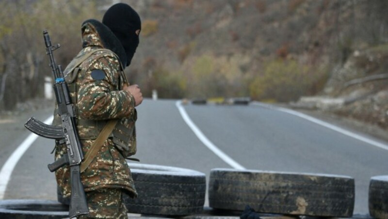 Ein armenischer Soldat an einem militärischen Checkpoint (Bild: APA/AFP/Karen MINASYAN)