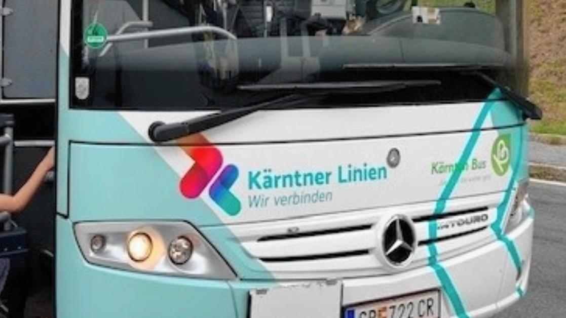 Otobüs, içindeki altı yolcuyla birlikte bir güvenlik adasına çarpmıştır. (Bild: Kärnten Bus)