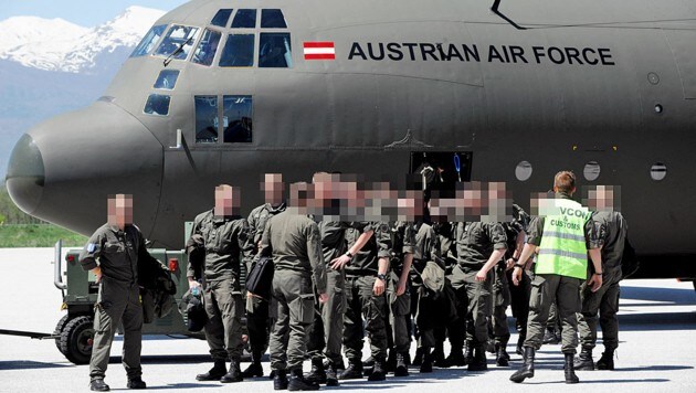 Bundesheersoldaten bei ihrer Ankunft auf einem Militärflughafen nahe der Stadt Gjakova im Jahr 2012 (Bild: AFP)