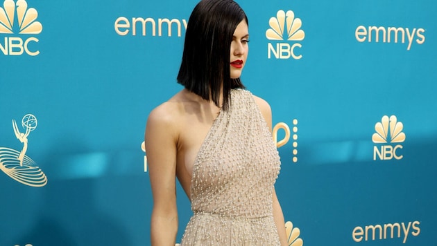 Alexandra Daddario bei der 79. Emmy-Preisverleihung (Bild: APA/Momodu Mansaray/Getty Images/AFP )