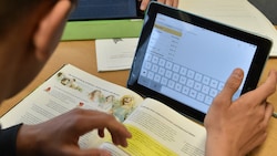 Gewerkschafter sehen Mankos bei Online-Plattformen des Bildungsministeriums und Ausstattung der Schulen. (Bild: APA (dpa))