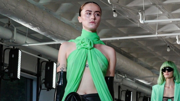 Ella Emhoff führt bei der New York Fashion Week ein leicht transparentes und locker sitzendes Oberteil aus der Sommerkollektion von Prabal Gurung vor. (Bild: Bebeto Matthews / AP / picturedesk.com)