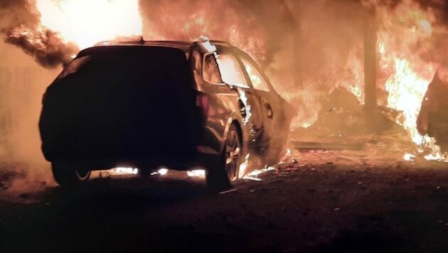 Drei Fahrzeuge wurden beim Brand eines Carports in Kuchl zerstört (Bild: FF Kuchl)