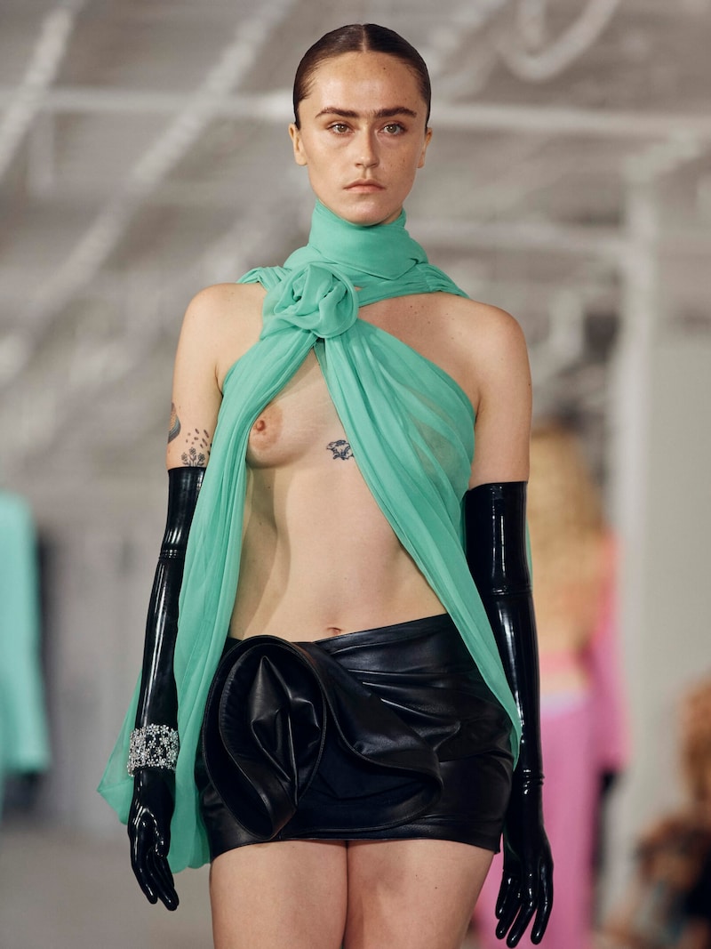 Model Ella Emhoff oben ohne am Catwalk (Bild: APA/Photo by ANDRES KUDACKI/AFP)