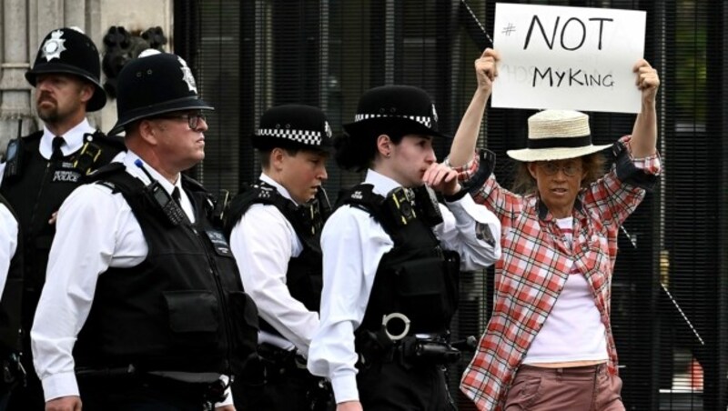 Die britische Polizei greift kompromisslos gegen Monarchiegegner durch. (Bild: APA/AFP/Marco BERTORELLO)