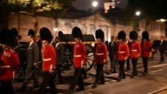 Tausende Soldaten probten in der Nacht für den Trauerzug der Queen. (Bild: AFP )