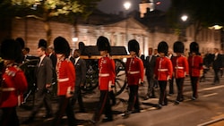 Tausende Soldaten probten in der Nacht für den Trauerzug der Queen. (Bild: AFP )