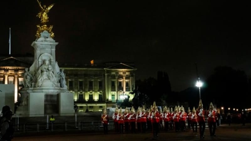 Am Mittwoch wird der Sarg von Queen Elizabeth in einer großen Zeremonie vom Buckingham-Palast zur Westminster Hall gebracht. (Bild: AP)