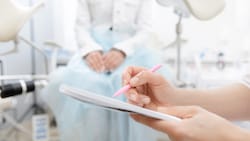 Alleine einen zeitnahen Termin bei einem Kassenarzt zu bekommen ist bereits eine Herausforderung ...