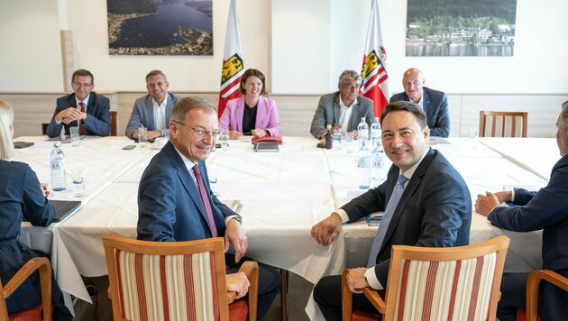 Die schwarz-blaue Regierungsmannschaft rund um LH Stelzer (links vorne) und LH-Vize Haimbuchner (rechts vorne) traf sich in Gmunden. (Bild: OVP)