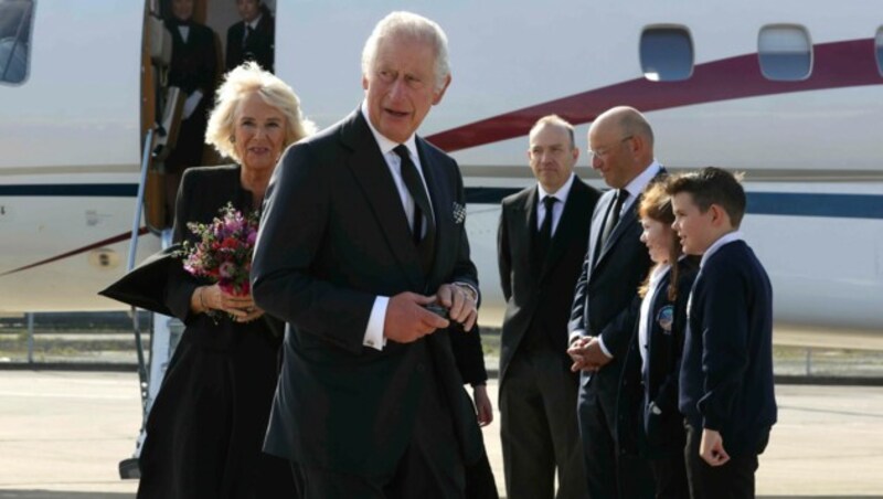 König Charles und Königin Camilla bei der Ankunft in Nordirland. (Bild: AP)