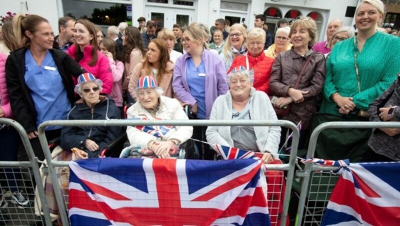 Zahlreiche Schaulustige warteten in Belfast auf die Ankunft von König Charles III. (Bild: AFP )