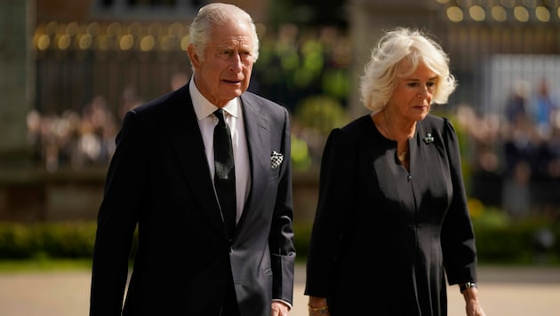 König Charles und Königin Camilla besuchten am Dienstag Belfast. (Bild: AP)