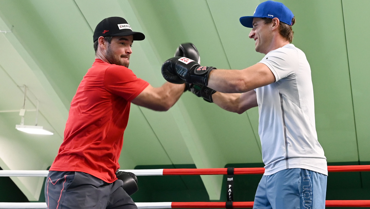 Vincent Kriechmayr (li.) beim Boxen mit Mathias Mayer (re.) (Bild: APA/BARBARA GINDL)
